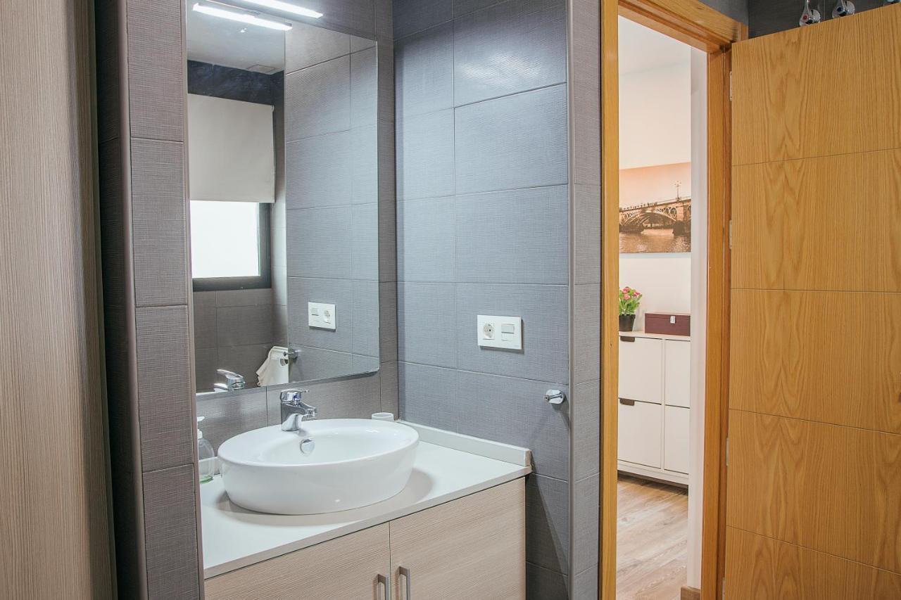RentalSevilla De paseo por los Remedios Exterior foto